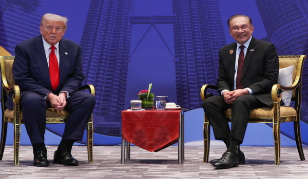 Perdana Menteri, Anwar Ibrahim bersama Presiden Amerikat Syarikat, Donald Trump di Sidang Kemuncak ASEAN ke-47/RTM